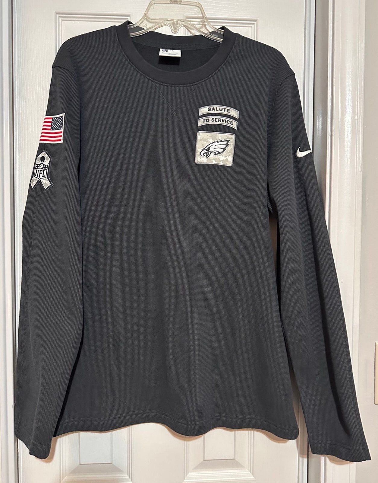 Nike Shirt Mens Large Gray Thermal Salute To Service Philadelphia Eagle’s NFL