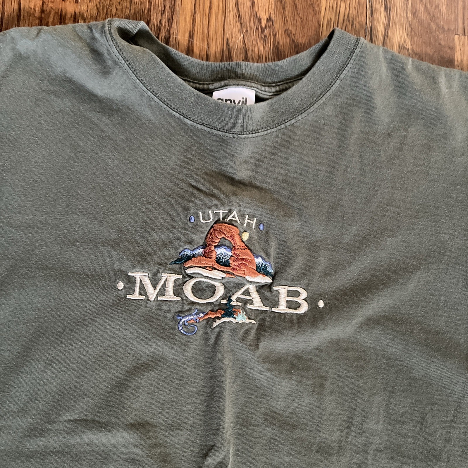 VINTAGE Utah Shirt Mens Medium Green National Parks Moab Arches Embroidered