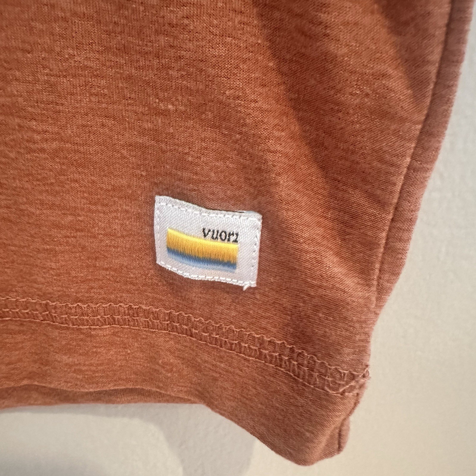 Vuori Strato Tech Tee Rust Brown Shirt Mens Large Gorpcore Athleisure Outdoors