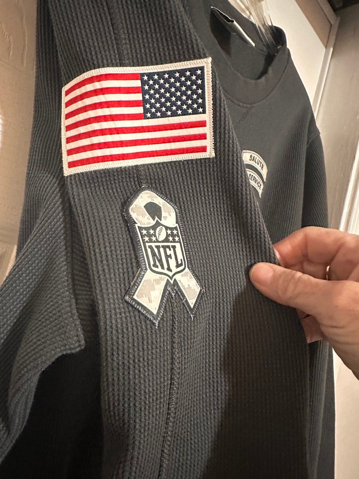 Nike Shirt Mens Large Gray Thermal Salute To Service Philadelphia Eagle’s NFL