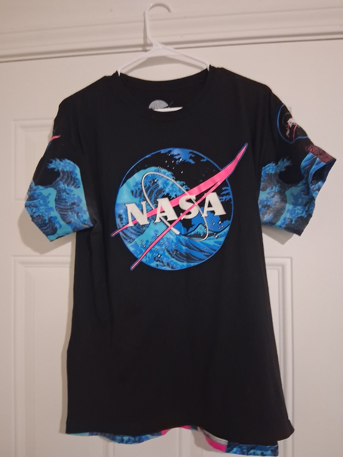 NASA Space 65% Polyester & 35% Cotton, Size: Large (L). Machine-Washable T-Shirt