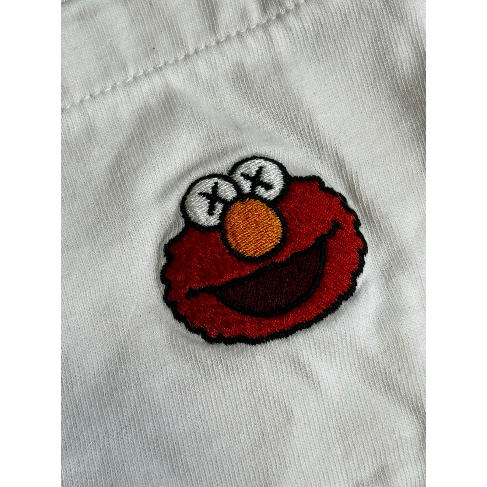 KAWS x Uniqlo Sesame Street Elmo Pocket Tee White T Shirt Men’s Medium 2018