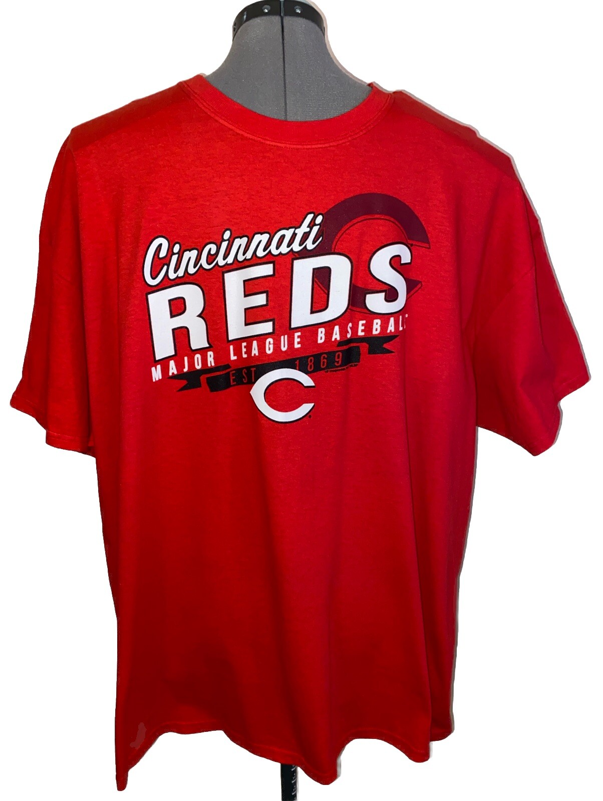 Cincinnati Reds Genuine Merchandise Red Tee Size 2XL Pit To Pit 26” L 31”