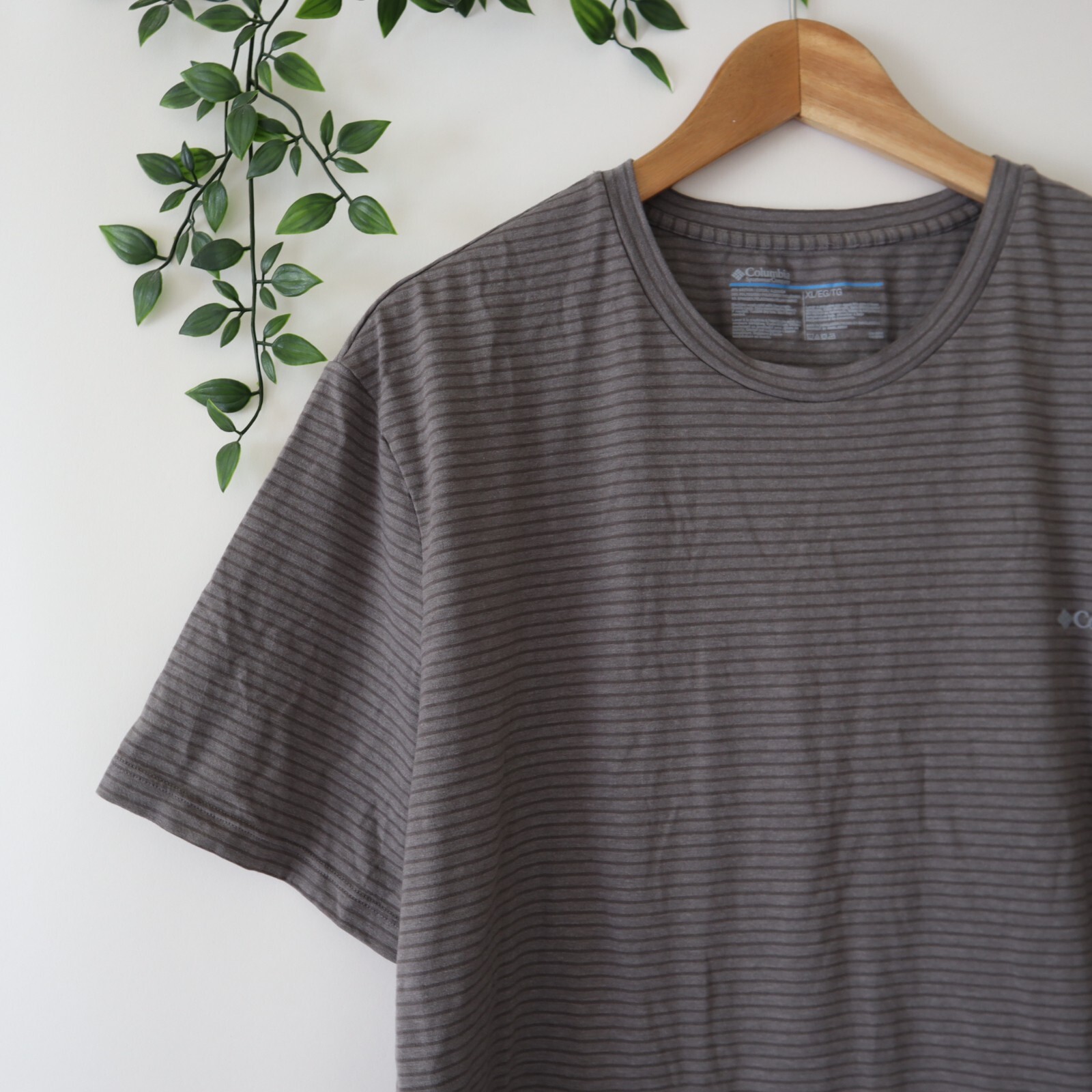 Columbia Men’s Short Sleeve Cotton Poly Blend Gray Striped Shirt XL Extra Large