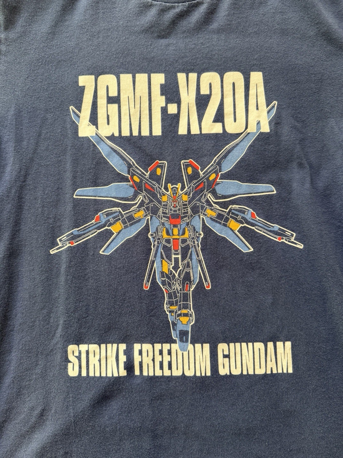 UT Uniqlo ZGMF-X20A Strike Freedom Gundam 40th Anniversary T-shirt Size Small