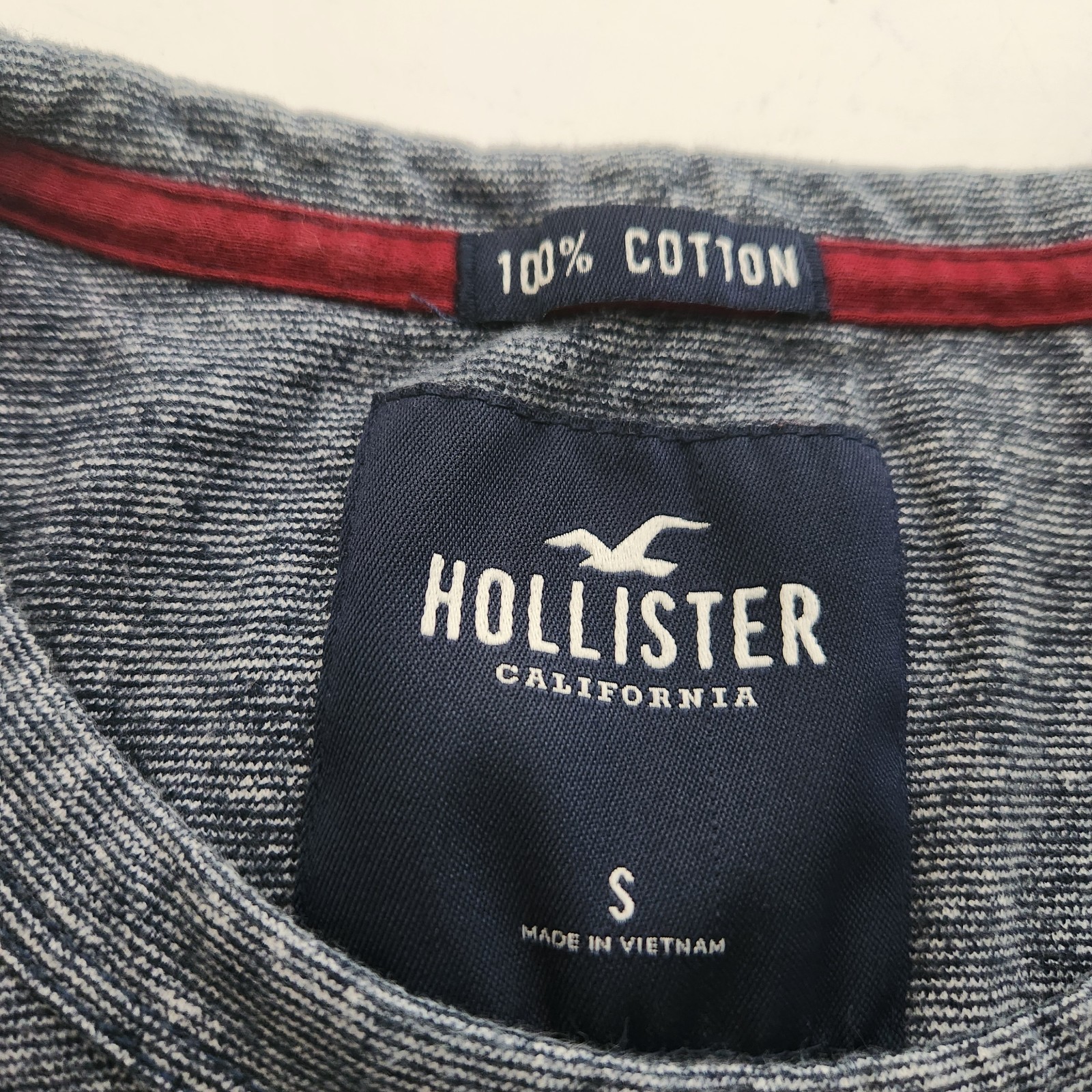 Hollister Embroidered Logo T Shirt Crew Neck Short Sleeve Mens Small Front Logo
