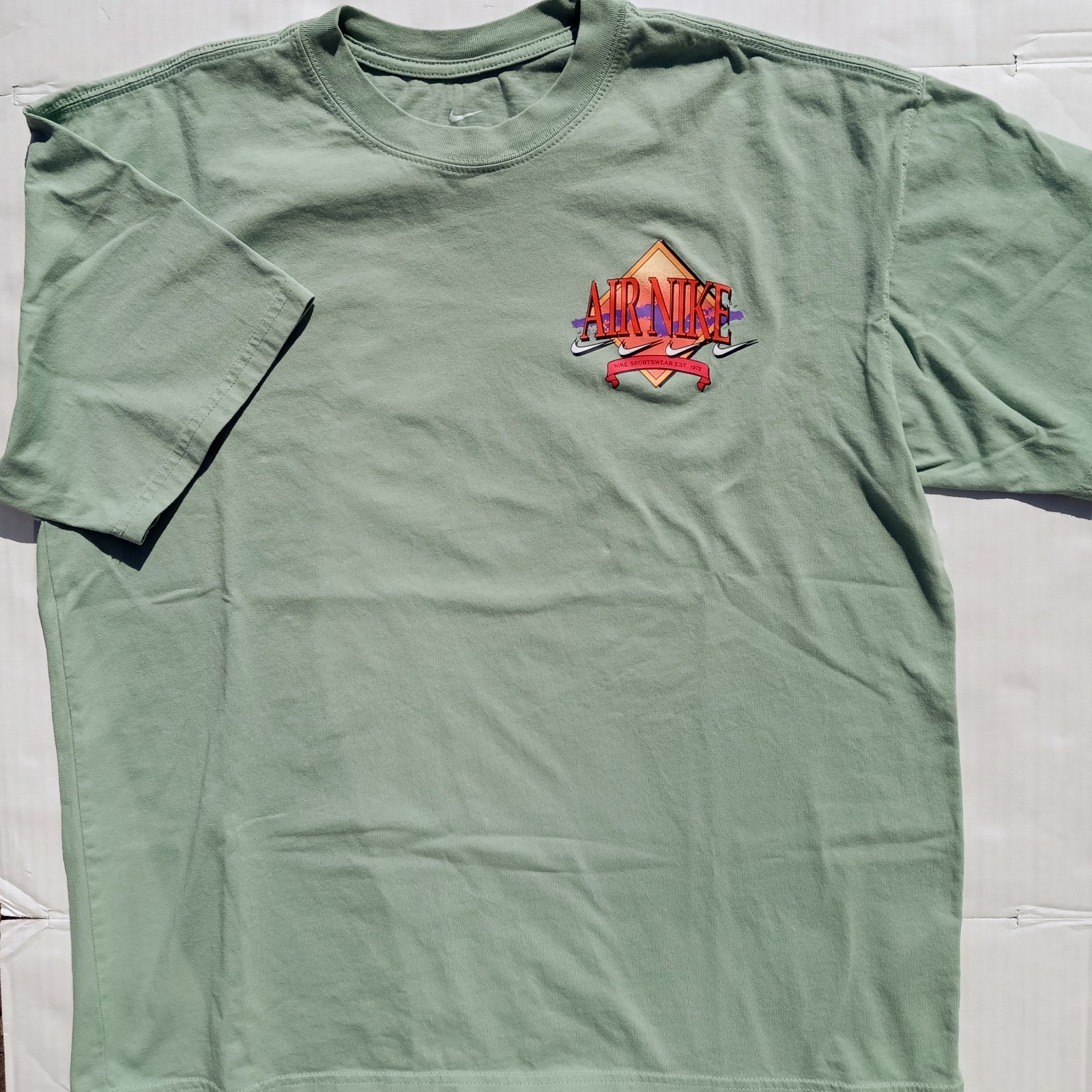 Nike Tee Medium Light Green Short Sleeve Crew Neck Graphic Logo T-Shirt Cotton