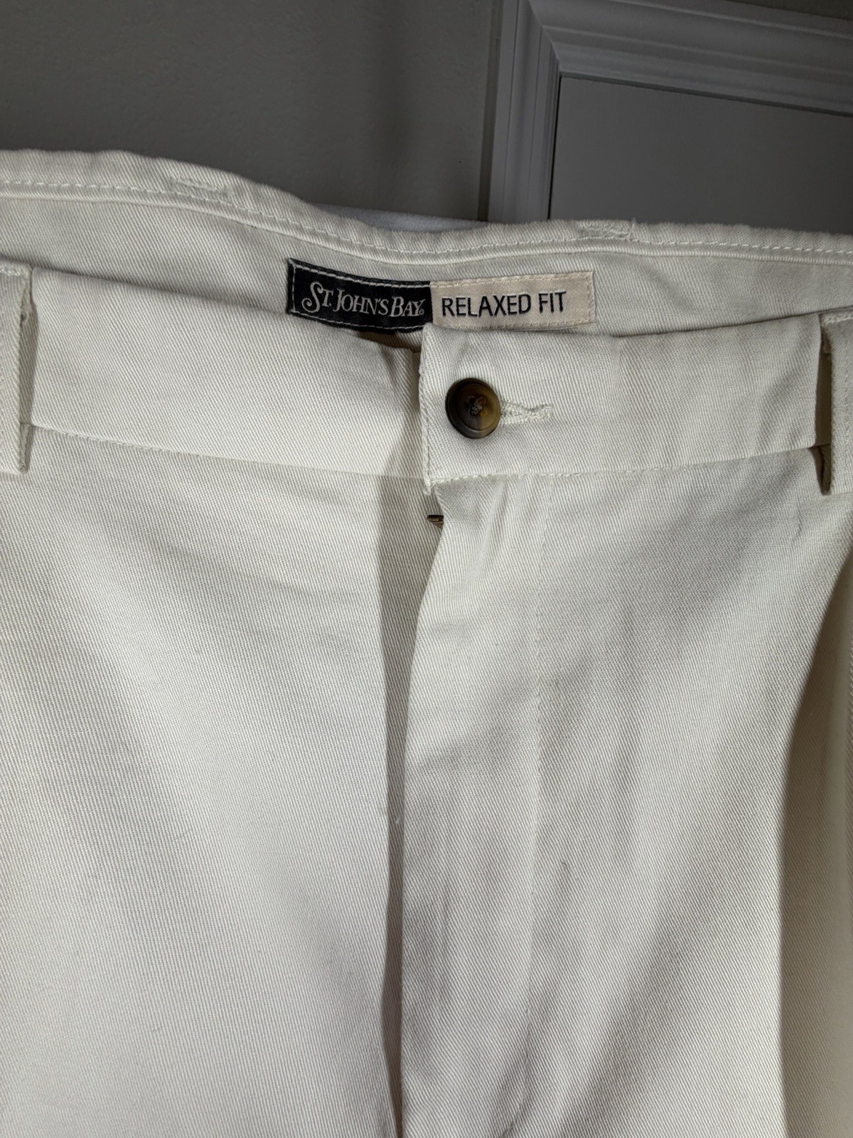 St. John’s Bay Men’s 40×34 Cream Chino Pants Relaxed Fit Pleated Front Cotton