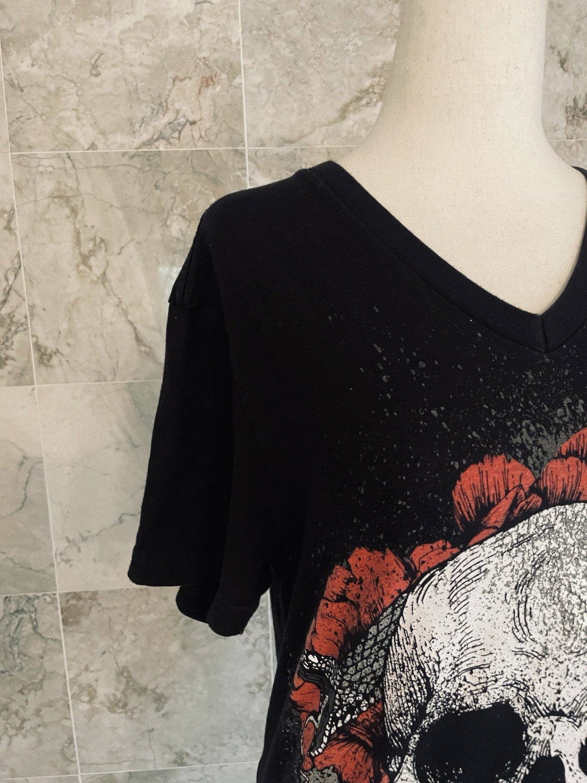GUESS Black Floral Skull Graphic V Neck Shirt Tee M