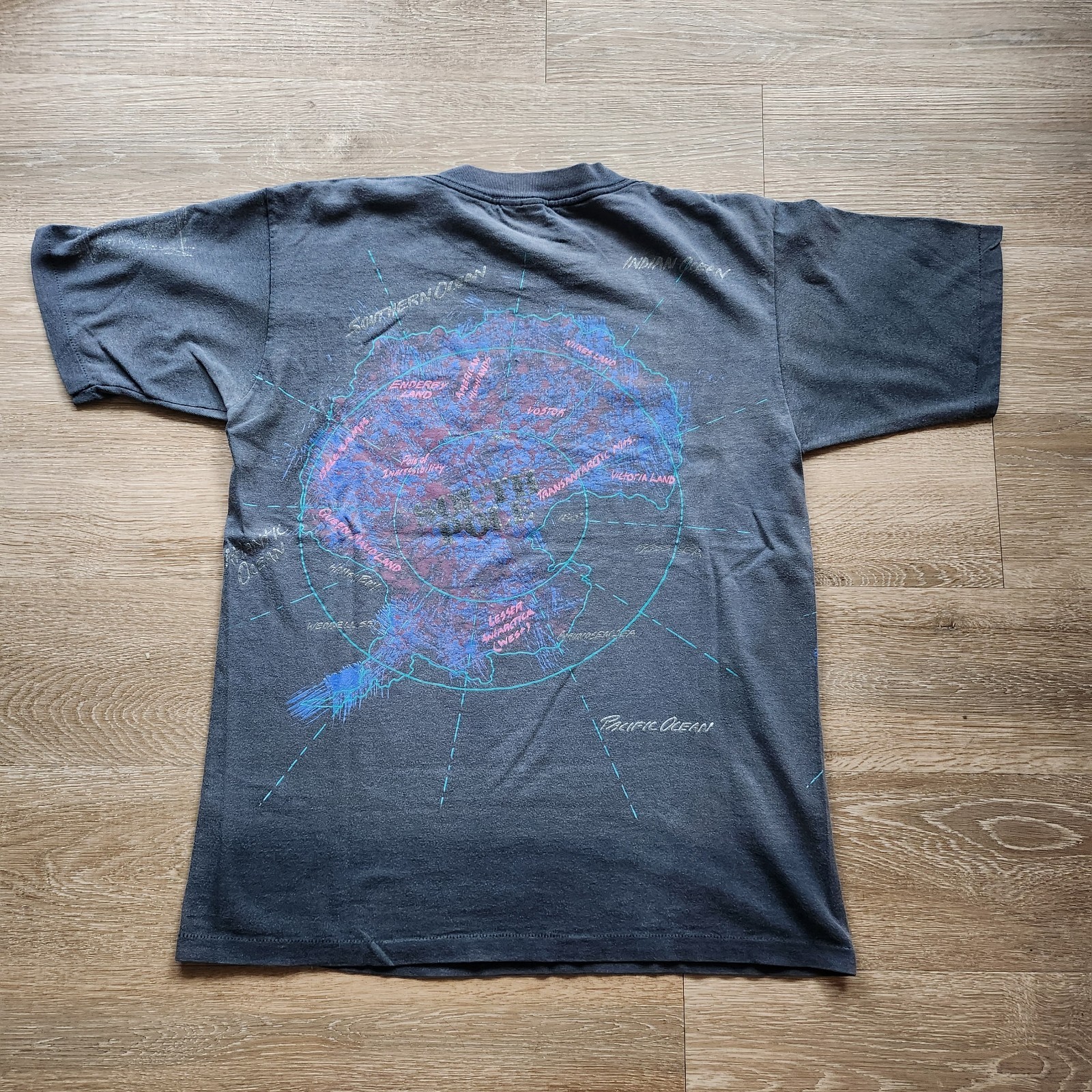Vintage 90s Wild Oats North Pole Globe AOP Tshirt Size L Faded Black