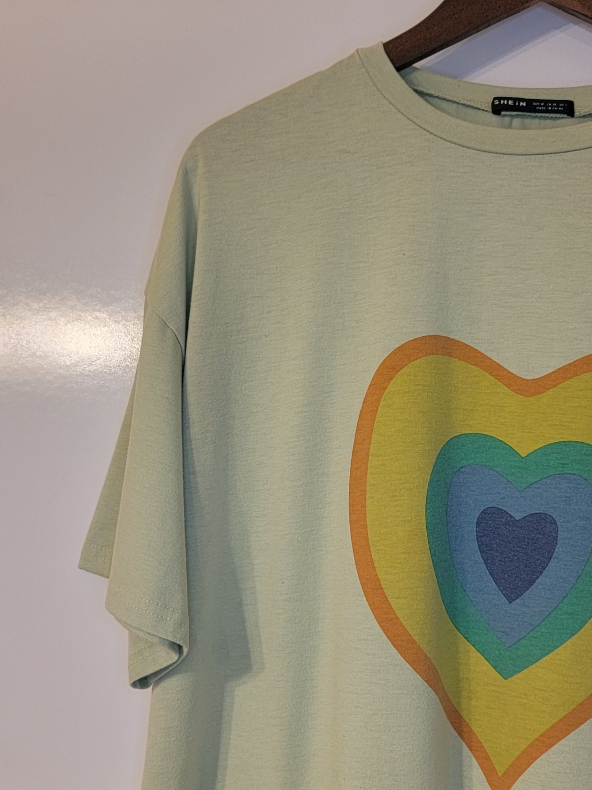 Shein T-Shirt Mens Medium Multi-Color Heart Short Sleeve Crew Neck Machine Wash