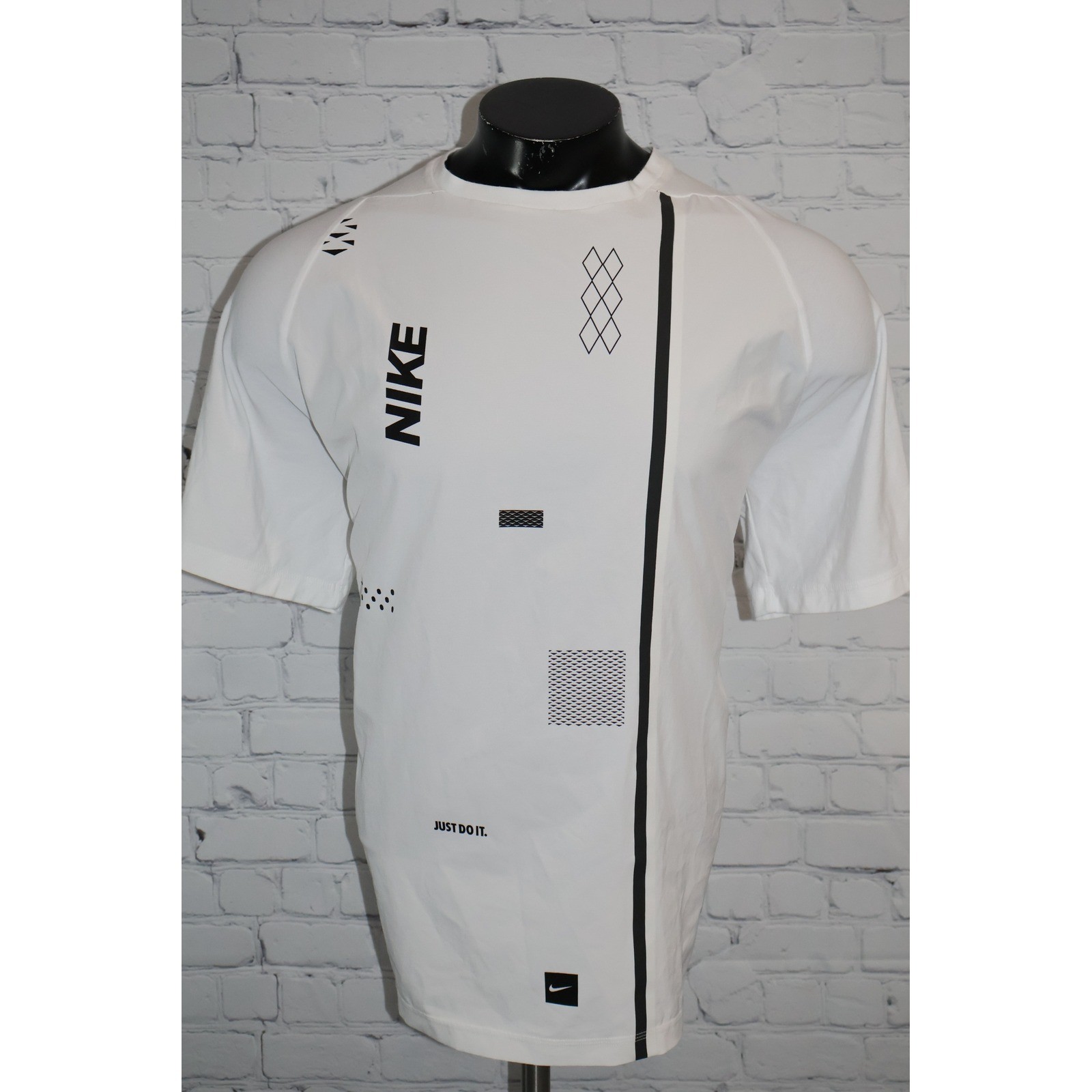 Nike T-Shirt Mens XL White Graphic Dri-Fit Polyester Spandex Performance Tee **