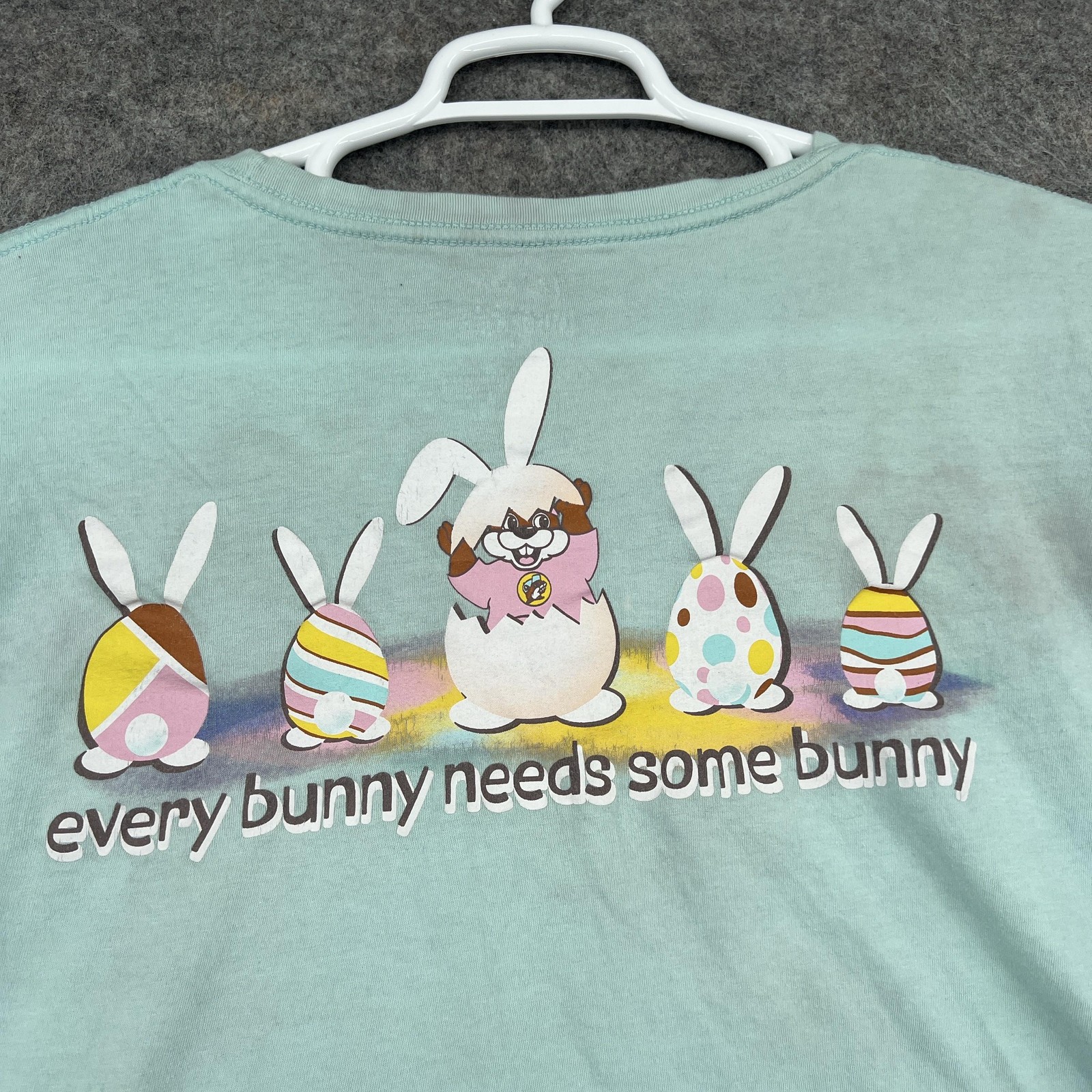 Buc-ee’s Shirt Mens XL Green Short Sleeve Bunny Easter Graphic Crew Neck Tagless