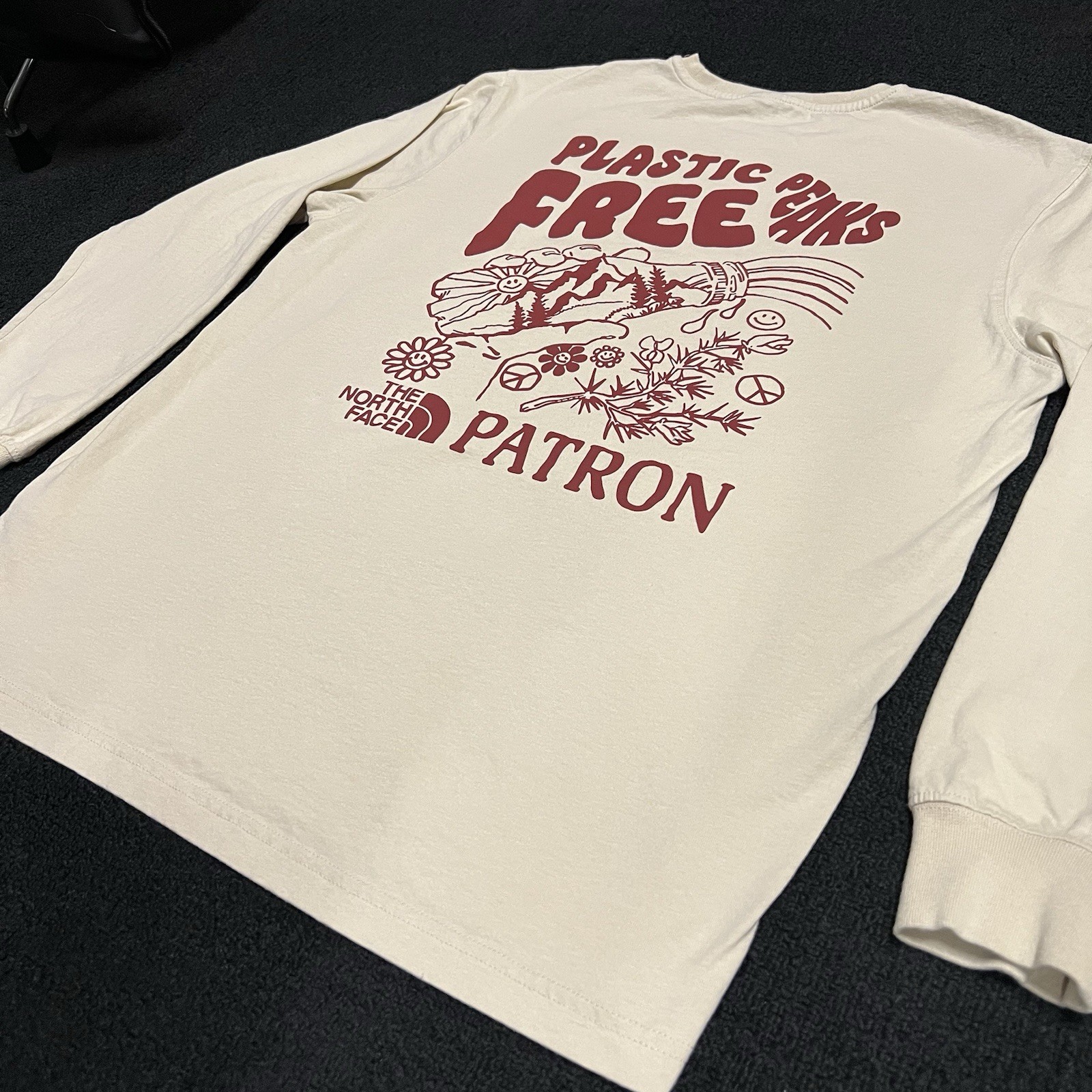 The North Face Long Sleeve T-Shirt Plastic Free Peaks Patron Mens Large Beige