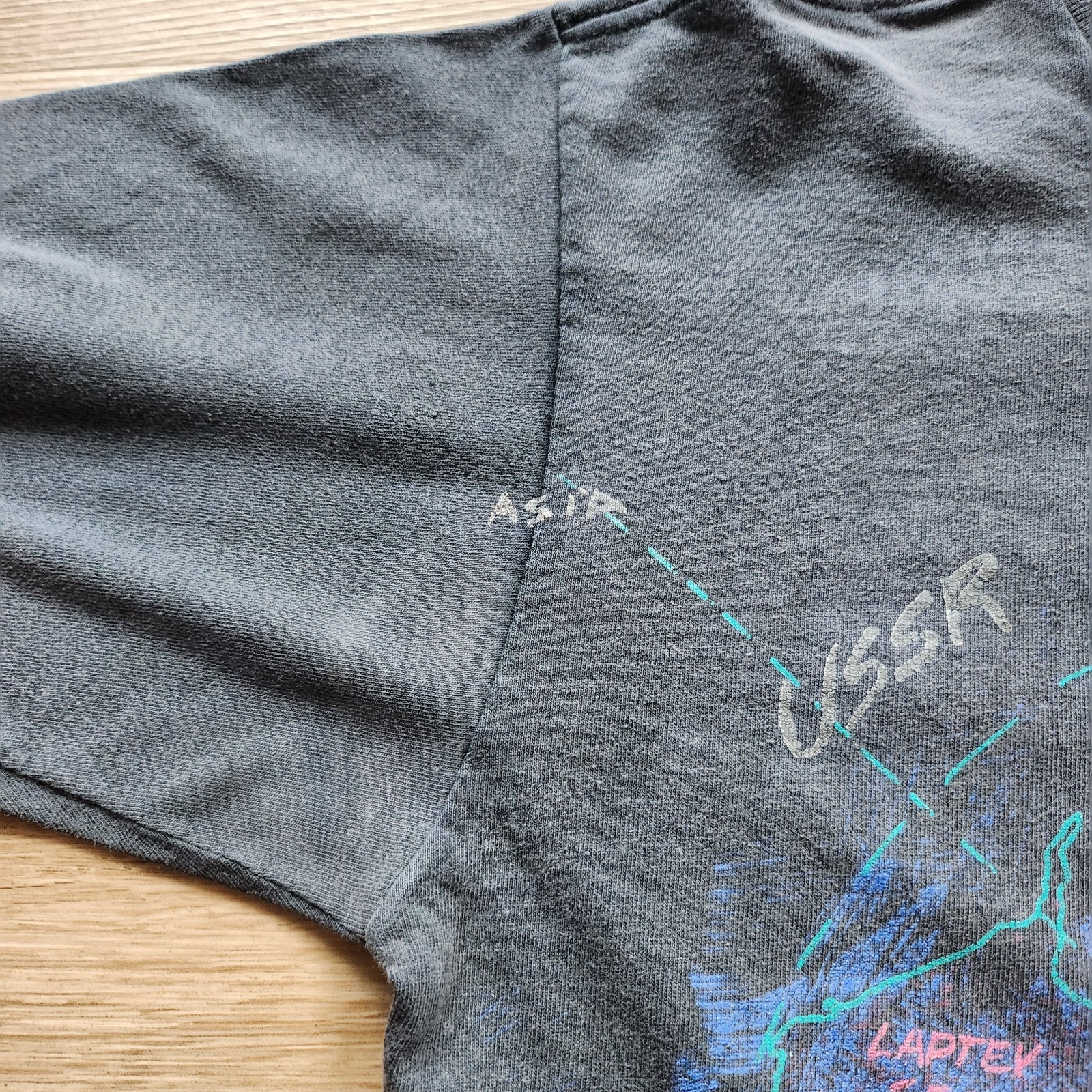 Vintage 90s Wild Oats North Pole Globe AOP Tshirt Size L Faded Black
