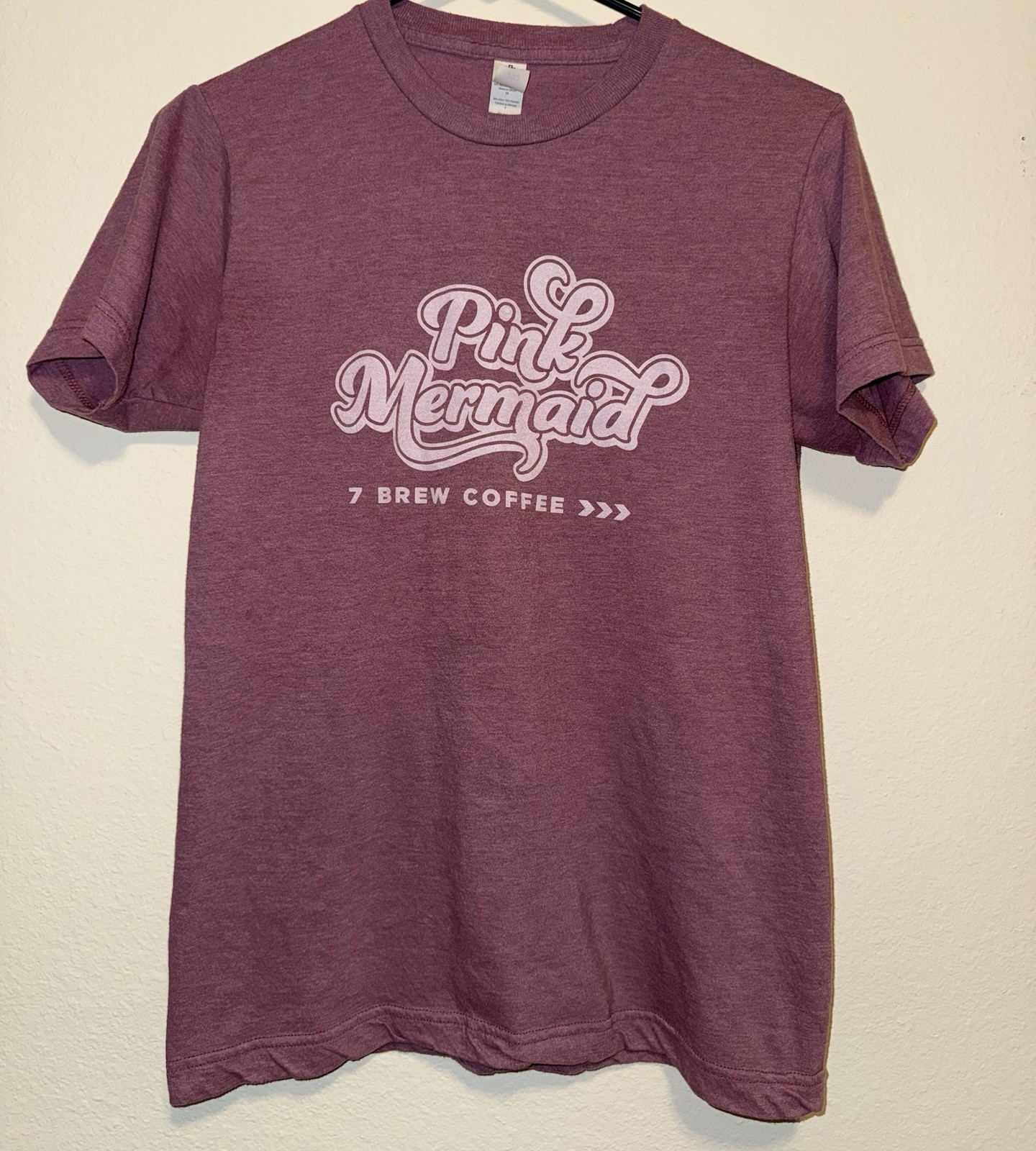 7 Brew Coffee Pink Mermaid Graphic Logo T-Shirt S unisex pink Crew Neck