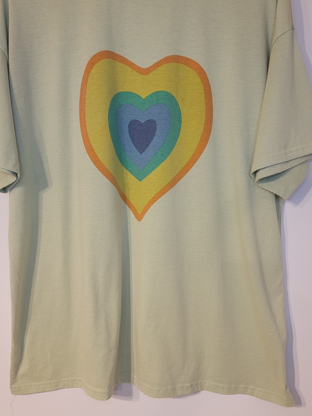 Shein T-Shirt Mens Medium Multi-Color Heart Short Sleeve Crew Neck Machine Wash