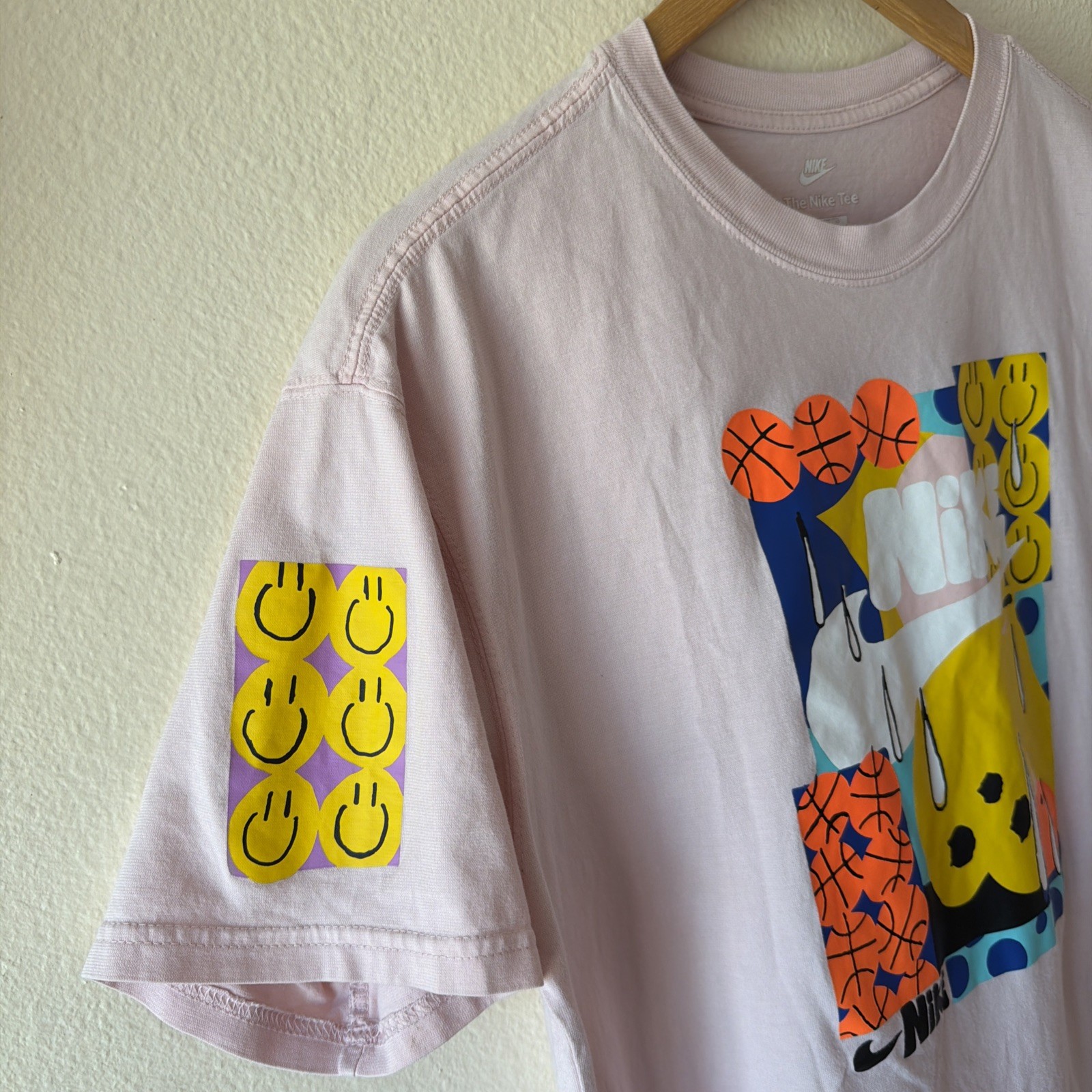 Nike AIR David Bruce Smiley Basketball T-Shirt Mens Medium Pink Loose Fit Tee