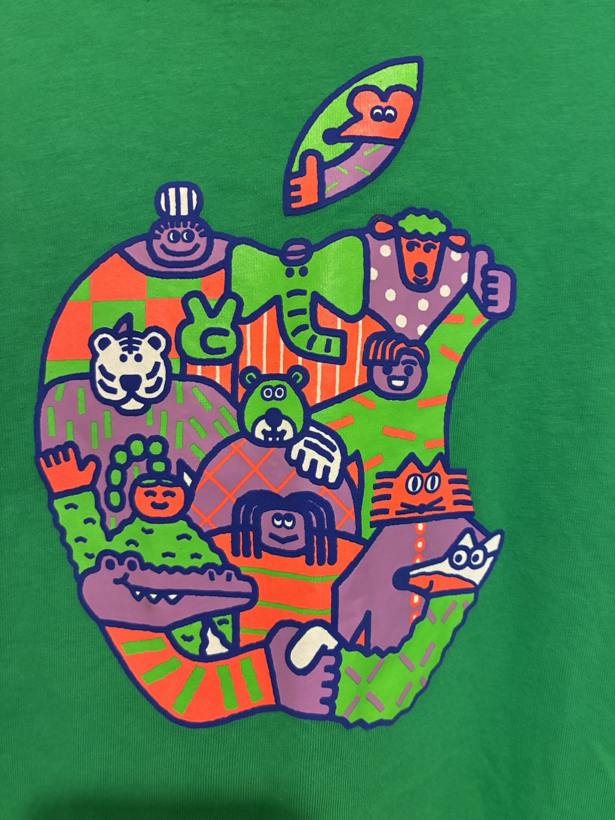 Apple Summer Camp T-shirt MEDIUM Green by Tony Shiau