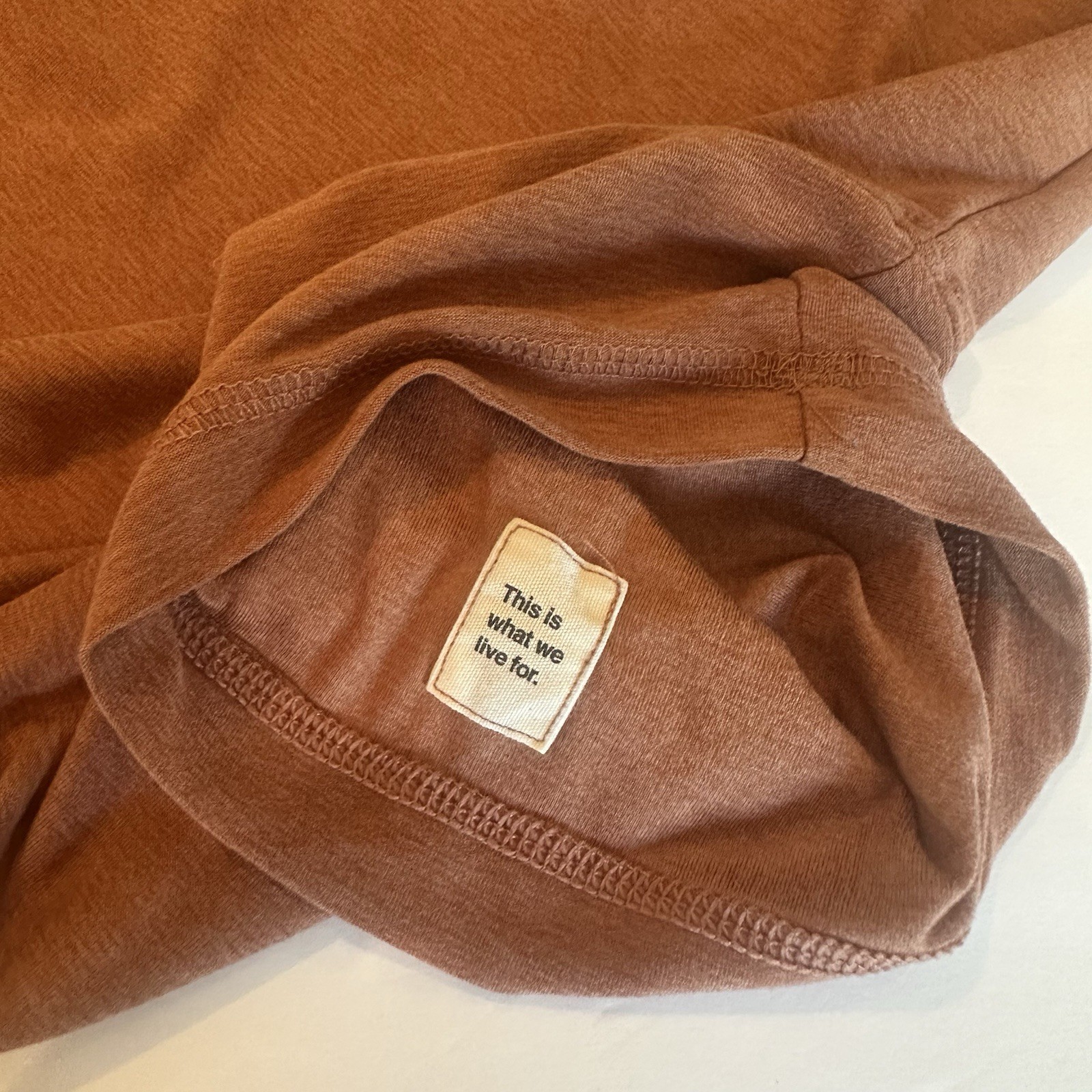 Vuori Strato Tech Tee Rust Brown Shirt Mens Large Gorpcore Athleisure Outdoors