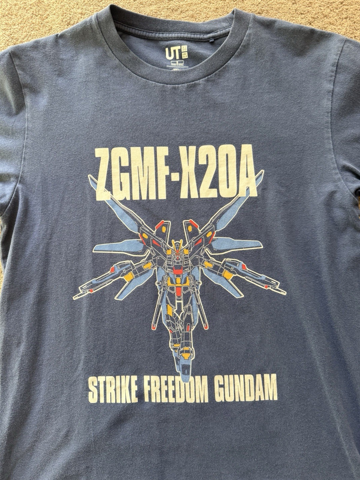 UT Uniqlo ZGMF-X20A Strike Freedom Gundam 40th Anniversary T-shirt Size Small